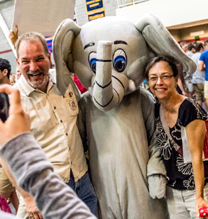 Parents posing with 山Ƶ mascot, Rosie the Elephant