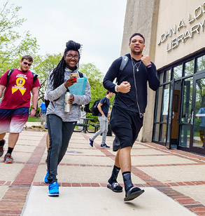 Students walking in front of Logan Library on the 山Ƶ campus.